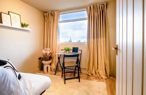 Tower Hamlets Apartment | 2 bed flat, City views, suitable for Long stays