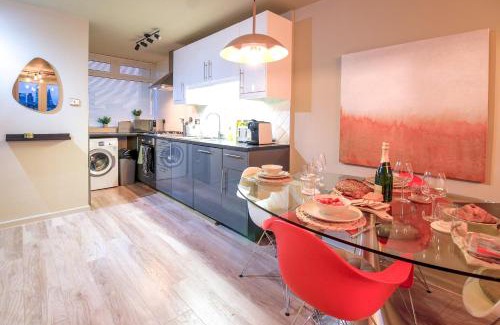 Tower Hamlets Apartment | 2 bed flat, City views, suitable for Long stays
