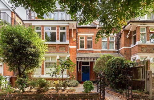 Chiswick Apartment | 2 Bed Flat near Chiswick Park