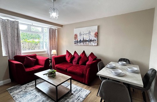 Hillingdon Apartment | 2 Bed Flat near Heathrow Airport with Free Parking and WiFi