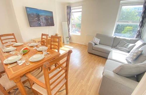 Wood Green Apartment | 2 Bed Flat - Sleeps 4 - Parking - Wifi