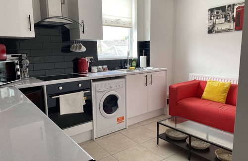 Cwmbrwla Apartment | 2 Bed Flat - Sleeps 6 - Parking - Wifi