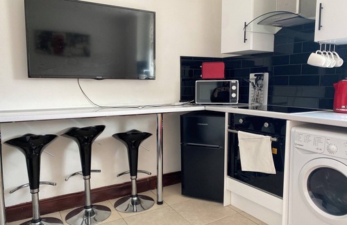 Cwmbrwla Apartment | 2 Bed Flat - Sleeps 6 - Parking - Wifi