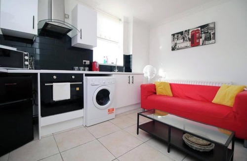 Cwmbrwla Apartment | 2 Bed Flat - Sleeps 6 - Parking - Wifi