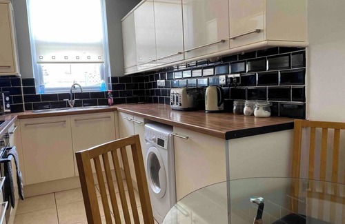 Cwmbrwla Apartment | 2 Bed Flat - Sleeps 7 - Parking - Wifi