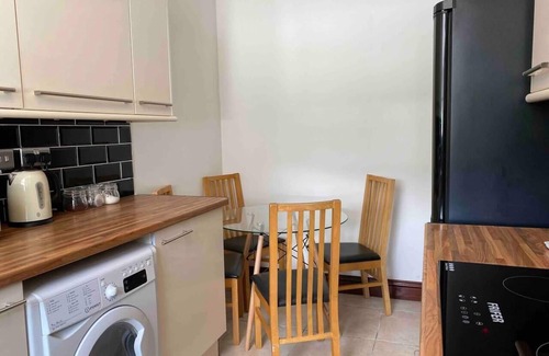Cwmbrwla Apartment | 2 Bed Flat - Sleeps 7 - Parking - Wifi