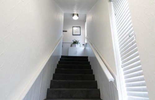 Wishaw Apartment | 2-Bed Flat Wishaw Free Parking Family-Friendly