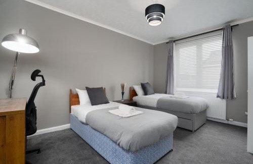 Wishaw Apartment | 2-Bed Flat Wishaw Free Parking Family-Friendly
