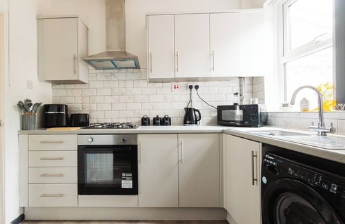 Widnes House | 2 Bed Home near Airport with 6 Separate Beds, Parking, Netflix and a garden.