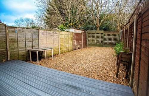 Hanworth House | 2-Bed Home Near Heathrow, sleeps up to 7 people