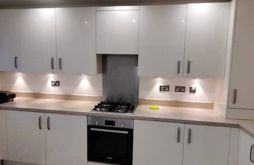 Birch House | 2 bed House Close to Middleton City Centre & Shops