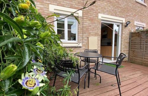 Hampton North House | 2 Bed House in Hampton - Free parking