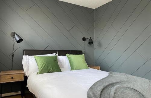 Hampton North House | 2 Bed House in Hampton - Free parking