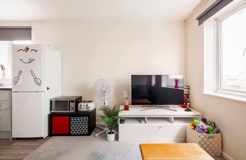 Bletchley House | 2 Bed House - Sleeps 8 - Wifi - Parking