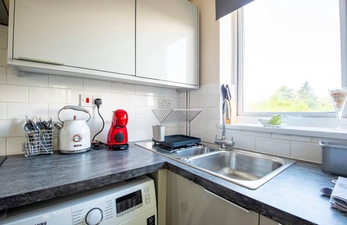 Bletchley House | 2 Bed House - Sleeps 8 - Wifi - Parking
