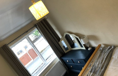 Lancaster House | 2 bed house sleeps 5 -7 full house with parking