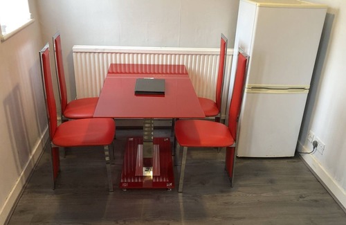Lancaster House | 2 bed house sleeps 5 -7 full house with parking