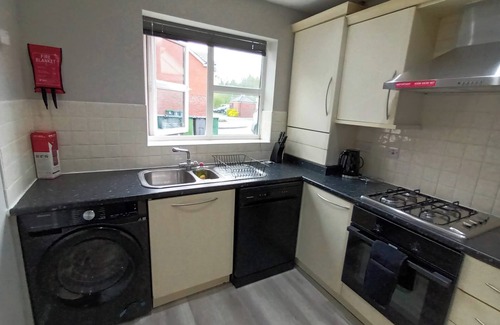 Oldbury House | 2 Bed House - Sleeps 6 - Parking - Wifi