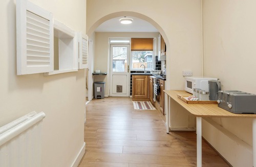 Barking House | 2-bed House - Sleeps 7 & Free Parking
