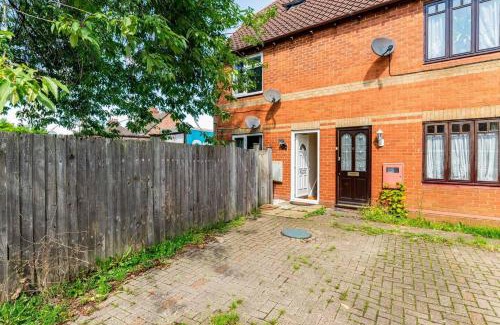 Bletchley House | 2 Bed House - Sleeps 8 - Wifi - Parking