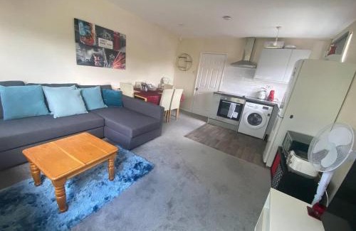 Bletchley House | 2 Bed House - Sleeps 8 - Wifi - Parking
