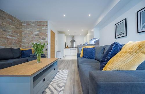 Newmarket Apartment | 2-Bed I Converted Malt House I Rare Find I Parking
