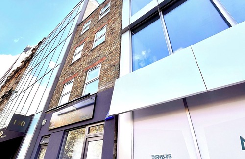 St Luke's Apartment | 2 bed just 6 minutes by tube to the Tower of London in the cities trendiest area