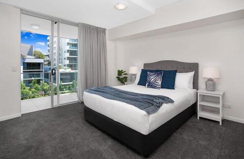 Kelvin Grove Apartment | 2-Bed Near Brisbane CBD with Pool Sauna & BBQ