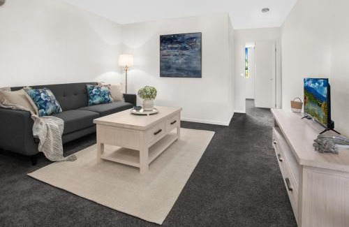 Kelvin Grove Apartment | 2-Bed Near Brisbane CBD with Pool Sauna & BBQ