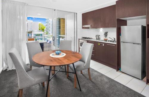 Kelvin Grove Apartment | 2-Bed Near Brisbane CBD with Pool Sauna & BBQ
