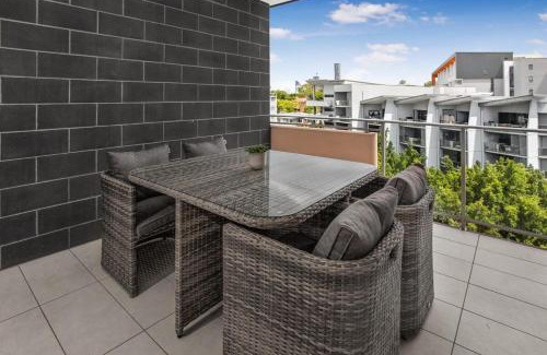 Kelvin Grove Apartment | 2-Bed Near Brisbane CBD with Pool Sauna & BBQ