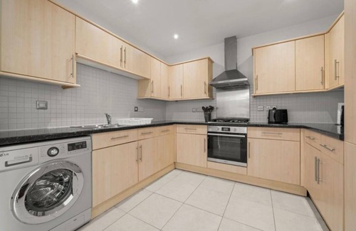 West Molesey Apartment | 2 Bed Oasis Apartment & Garden