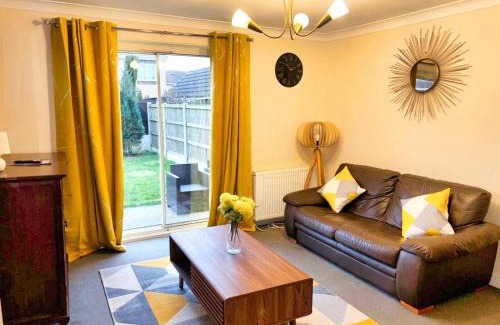 Kirk Sandall House | 2 Bed Semi - Sleeps 4 - Private Garden & Parking - Quiet Cul De Sac Location - Dog Friendly - Fast Wifi - Close to Motorway Access