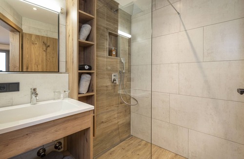 Alpendorf Apartment | 2 Bed Studio Panorama