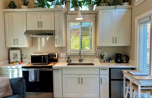 Upper Dimond House | 2-Bed Tiny Home Retreat in Urban Oasis — Kolibrie Huis Near SF & Lake Merritt
