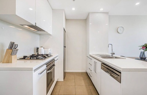 Cremorne Apartment | 2-Bed Unit with Parking, Balcony and Pool near CBD