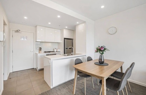 Cremorne Apartment | 2-Bed Unit with Parking, Balcony and Pool near CBD