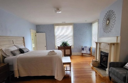 Danville Apartment | 2 Bed with Jack & Jill Bath in a Large Mansion on W. Main Street