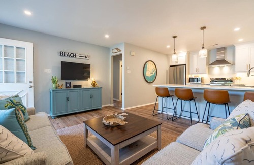 Village Green House | 2 bedroom 1.5 bath home 8 blocks to beach - Sleeps 4