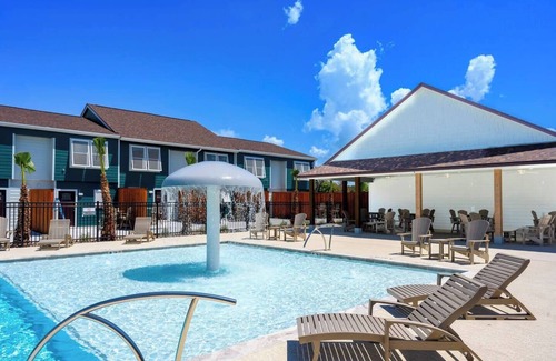 Rockport House | 2 bedroom 1.5 bath townhome 1150 sqft