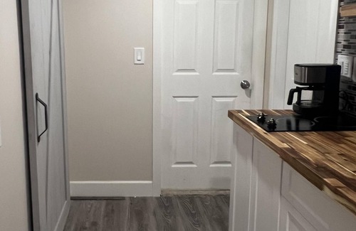 Saanich East House | 2 bedroom 1 bath on an oak tree lined dead end street on the Galloping Goose