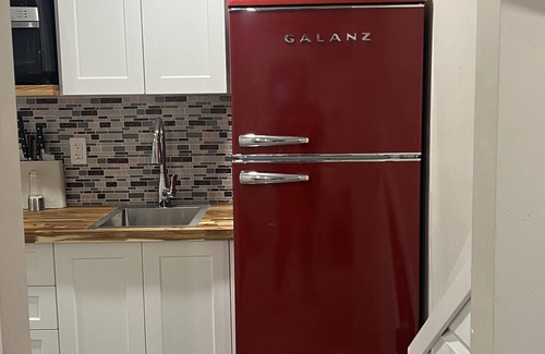 Saanich East House | 2 bedroom 1 bath on an oak tree lined dead end street on the Galloping Goose