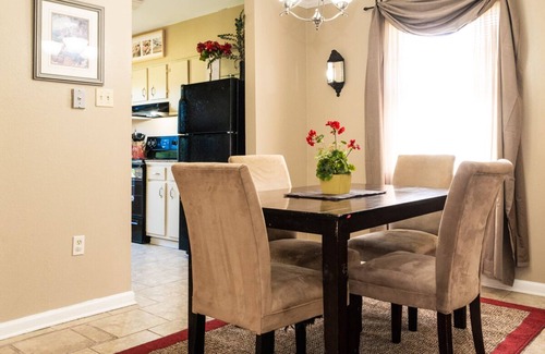 Shenandoah House | 2 Bedroom 1 Bathroom Comfortable Furnished Home 4638 SouthPark Dr.