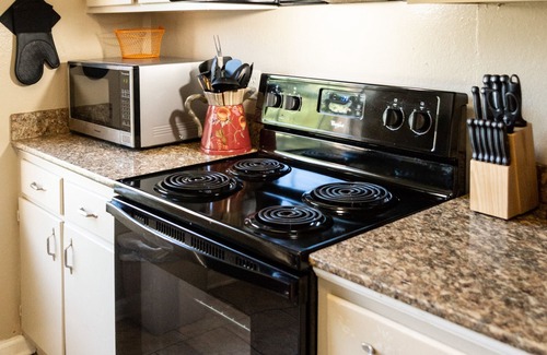 Shenandoah House | 2 Bedroom 1 Bathroom Comfortable Furnished Home 4638 SouthPark Dr.