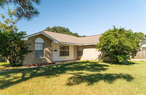 Shenandoah House | 2 Bedroom 1 Bathroom Comfortable Furnished Home 4638 SouthPark Dr.
