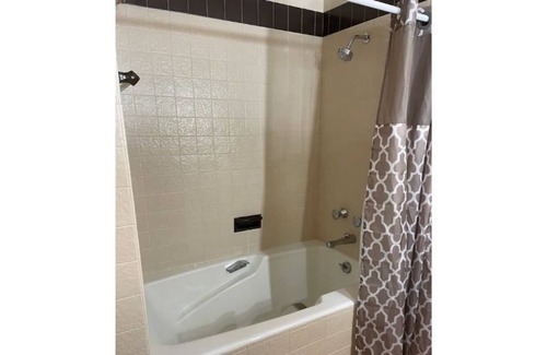 Manitowoc House | 2 Bedroom 1 Bathroom Townhome In Manitowoc