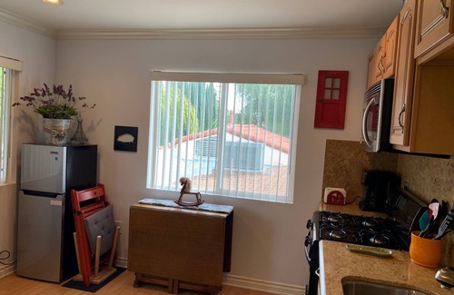 Grandview House | 2 Bedroom/1Bath Glendale Retreat! Balconey!