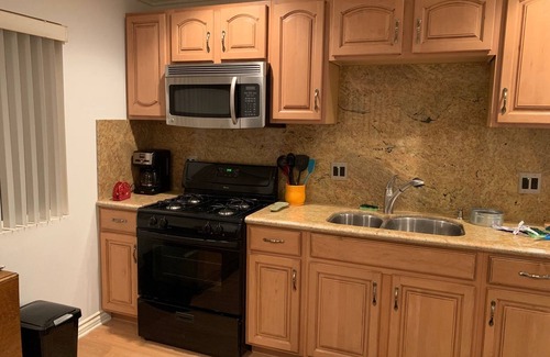 Grandview House | 2 Bedroom/1Bath Glendale Retreat! Balconey!