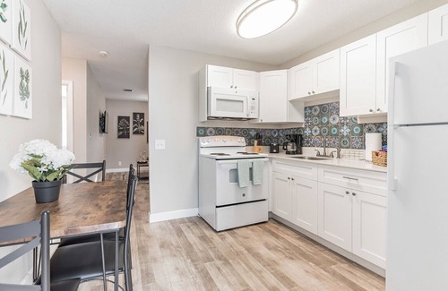 Singer Island Apartment | 2 Bedroom 2 Bath Walking distance to Beach and Restaurants