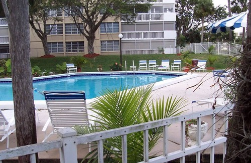 Inverrary Condo | 2 bedroom /2 bathroom penthouse apartment
